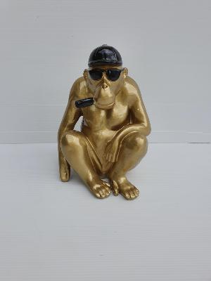 Statue Gorille Assis avec casquette Noir et Or
