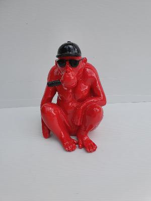 Statue Gorille Assis avec casquette Rouge et Noir
