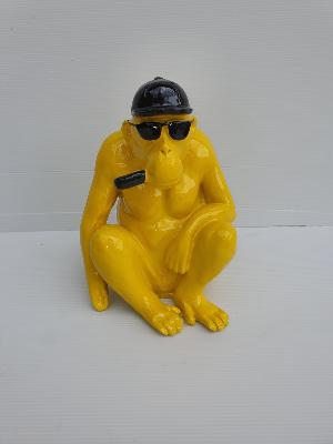 Statue Gorille Assis avec casquette Jaune et Noir