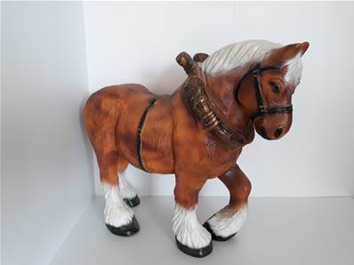 Sculpture en résine d'un cheval de trait L-95cm