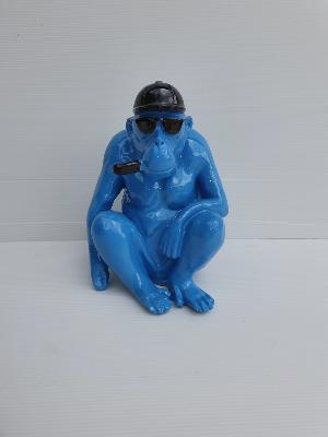 Statue Gorille Assis avec casquette Bleu et Noir