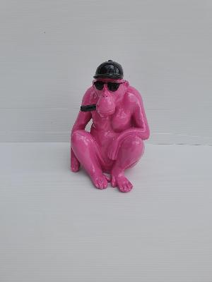 Statue Gorille Assis avec casquette Rose et Noir