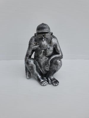 Statue Gorille Assis avec casquette Argenté