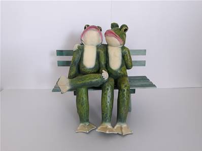 Sculpture grenouille sur banc en bois H-35cm
