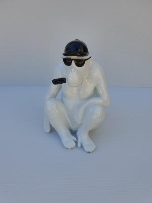 Statue Gorille Assis avec casquette Blanc et Noir